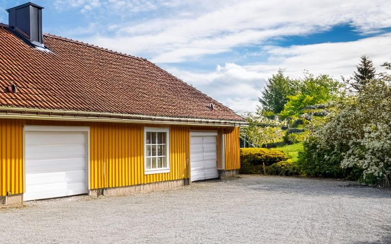 28. Reparerat lackande stupror till garagetak